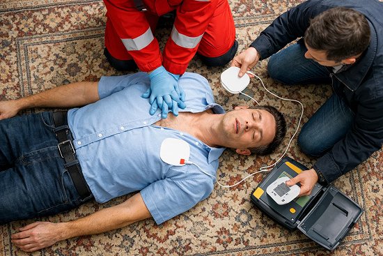 Мужчине делают массаж сердца